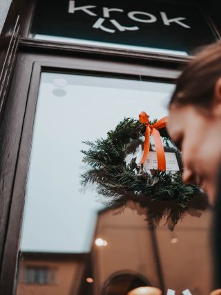 Jsme zpátky 🤍☕️ v pražírně od 8 do 15, v @cafevsehochut od 9 do 18 👋 #PražírnaKrok #Jičín #KafeJeLáska