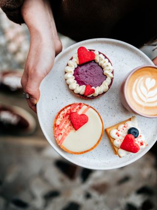 Sobotní valentýnské dobroty v @prazirnakrok 🤍♥️ #PražírnaKrok #DvěMetličky #Dobroty #Víkend #Jičín