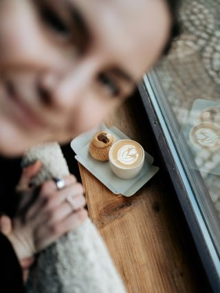 Choux v pražírně 🤍☕️ #PražírnaKrok #Jičín #DvěMetličky #EspressoBar #Choux