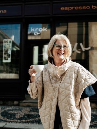 pražírnu krok navrhla a pražírnu krok taky pravidelně navštěvuje 😍☕️ Markéta z @kurzy_interieroveho_designu ♥️...