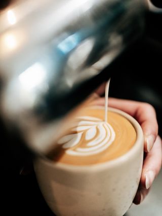 Přijďte si společně s námi vychutnat víkendové cappuccino 🤍☕️ v pražírně máme otevřeno v sobotu i v neděli od 8 do 15 👋...