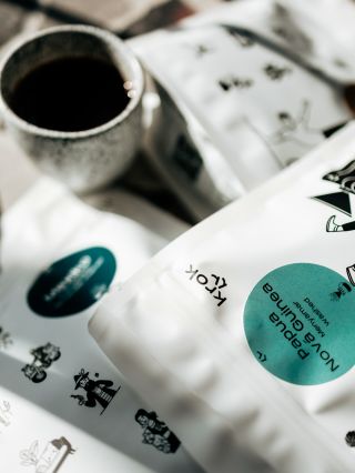 Přijdete si dnes pro čerstvá zrnka? Poličky doplněné 👋🤩 #PražírnaKrok #Jičín #EspressoBar #KafeJeLáska #Zrnka