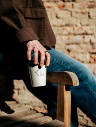 Dneska u stolečku v pražírně nebo s sebou na cestu? ☕️🤍 #PražírnaKrok #Jičín #Krok #KafeJeLáska #EspressoBar