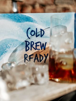 Naše pražírna součástí letního cold brew boxu od @kofiocz 🙏🤍 Uvnitř se skrývá 5 vymazlených kafíček (které vás zaručeně...