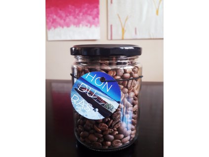 Čerstvě pražená káva ve skleničce