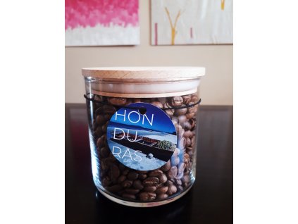 Čerstvě pražená káva v dózičce