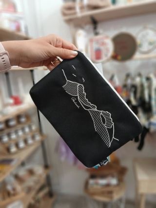 Nepremokavé, praktické, hodíš na chrbát alebo do batoha a ideš. Do mesta, do lesa, na hory. Nájdeš na Hlavnej 38 v...