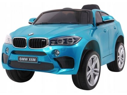 BMW X6M lanted modré vozidlo