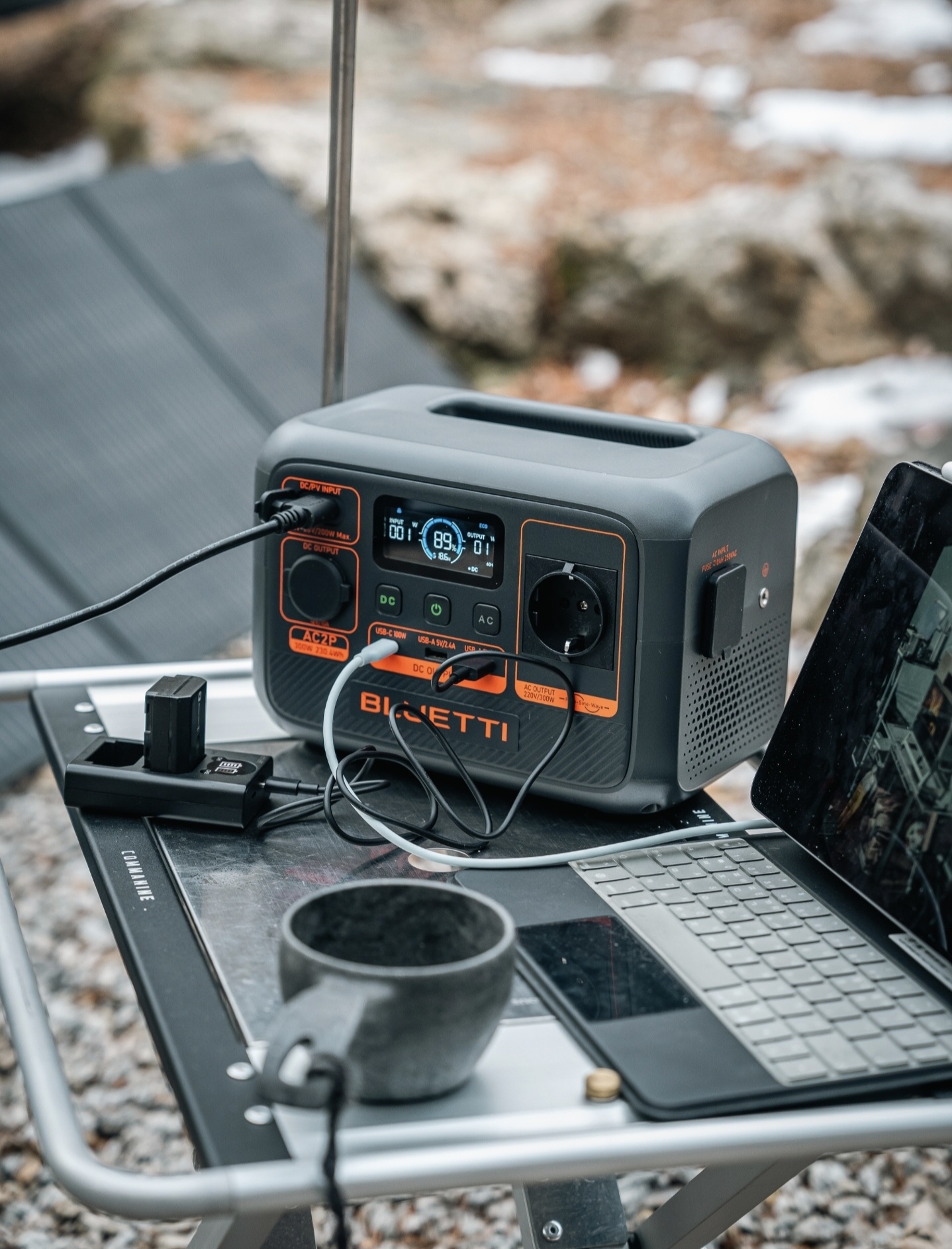 Bluetti AC2P při práci venku