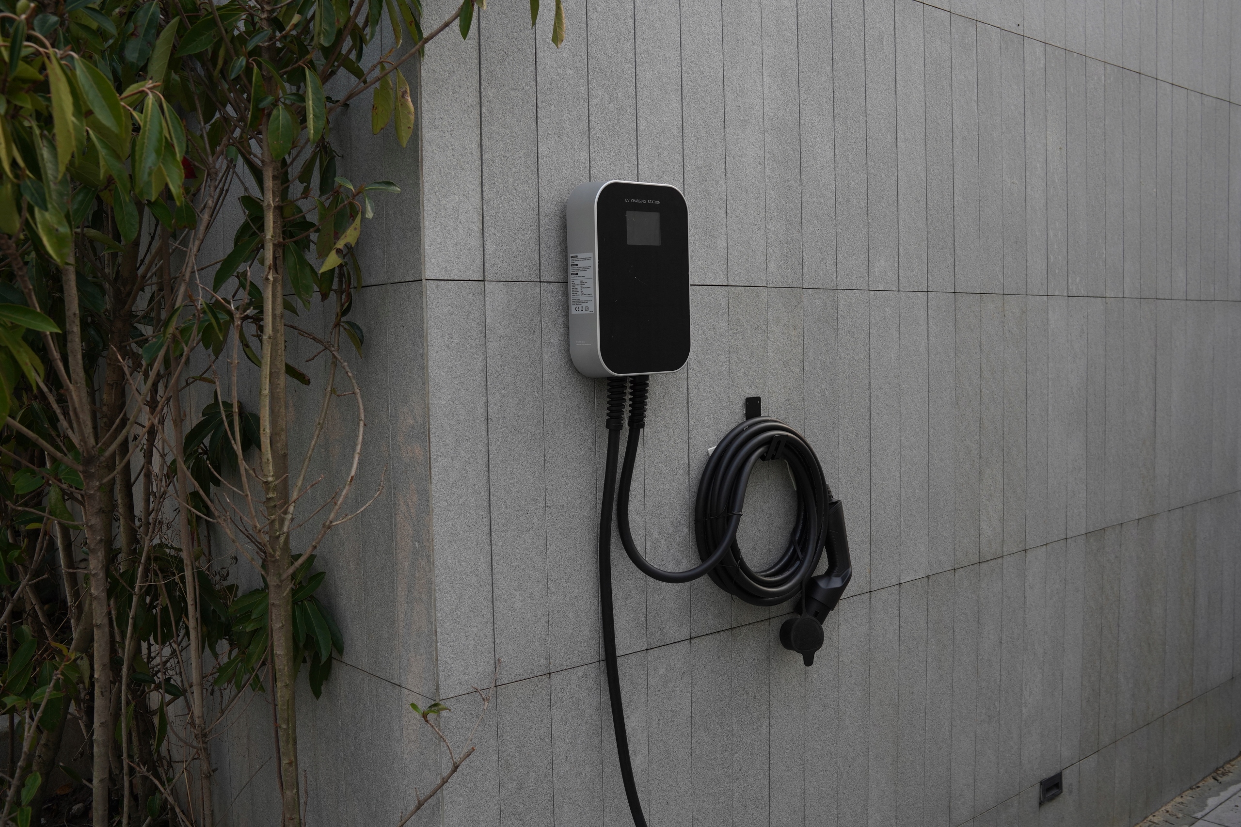 BESEN Wallbox 22 kW s kabelem při venkovní instalaci