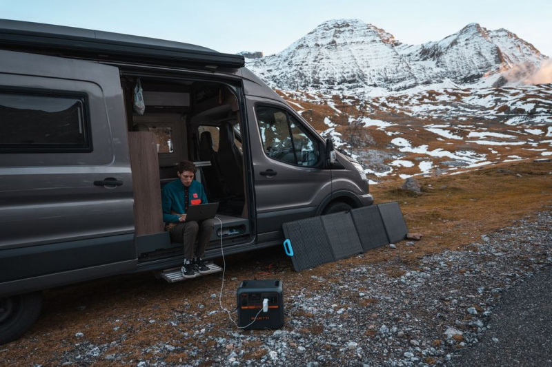 BLUETTI AC180P – detail portů / výstupy