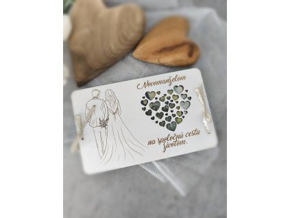 Biela drevená obálka na peniaze s gravírovaním mien novomanželov