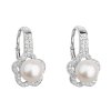 Strieborné náušnice visiace s bielou riečnou perlou 21046.1