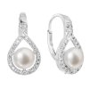 Strieborné náušnice visiace s bielou riečnou perlou 21053.1