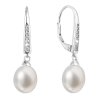 Strieborné náušnice visiace s bielou riečnou perlou 21059.1
