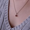 Strieborný náhrdelník s pravým minerálnym kameňom červený 12078.3 garnet
