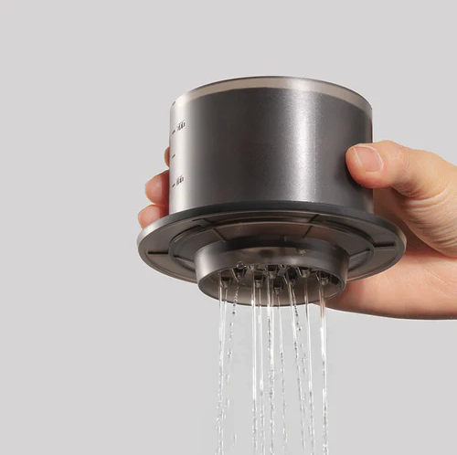 Pohled na rovnoměrný průtok vody vytékající ze sprchy na dripper.