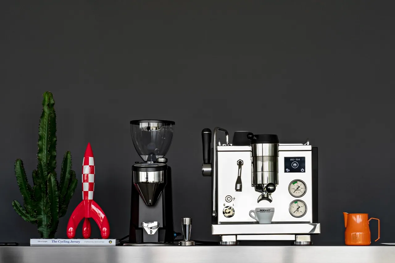 Domáci kávovar Rocket Espresso pred tmavým pozadím