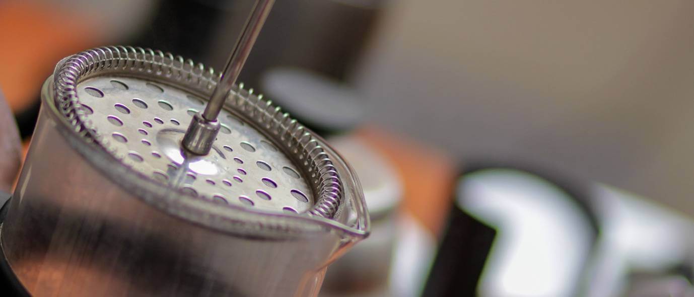 French press kávovar, detail piestu