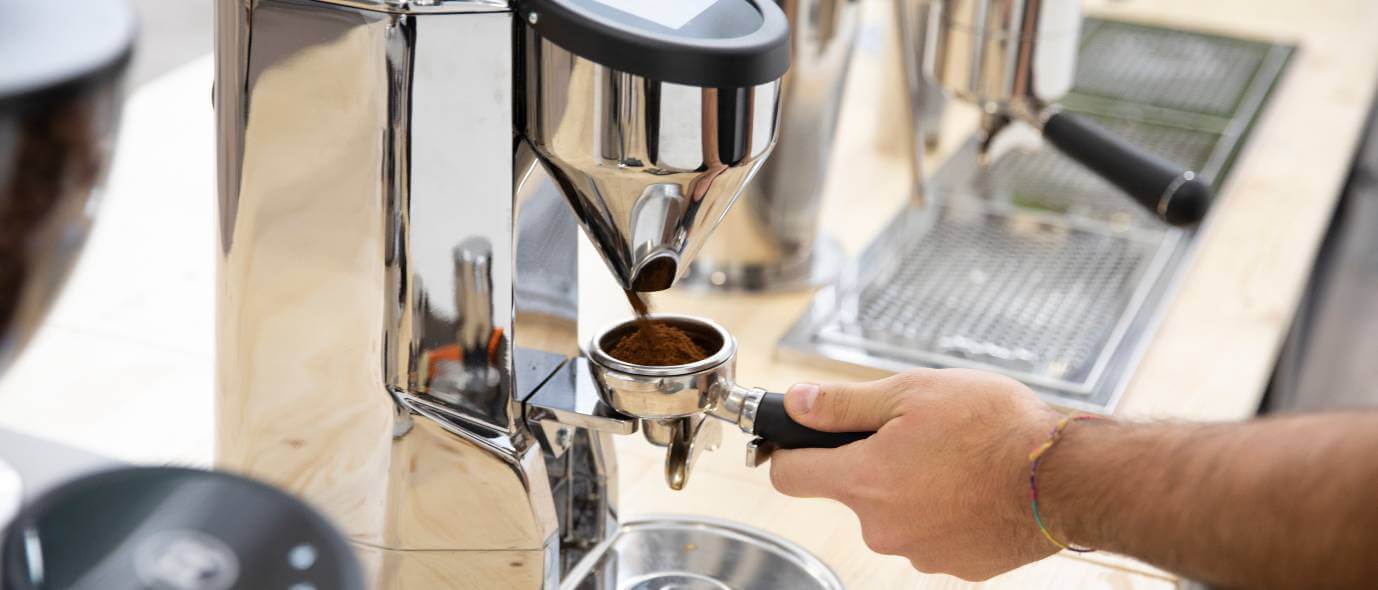 Barista melie kávu – porovnanie ručného a elektrického mlynčeka