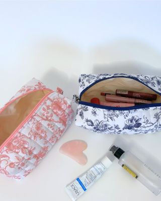 kosmetická taštička navržená tak, aby přirozeně zapadla do tvé každodenní rutiny všechny modely najdeš na prestitch.cz 🤍