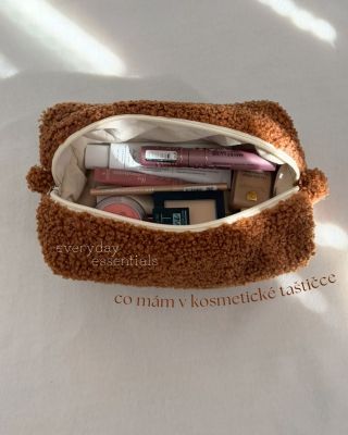 everyday essentials aneb co nesmí chybět v mé kosmetické taštičce ✨ miluju, kolik věcí se vejde do téhle kosmetické...