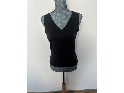 Černý top s výstřihem do V