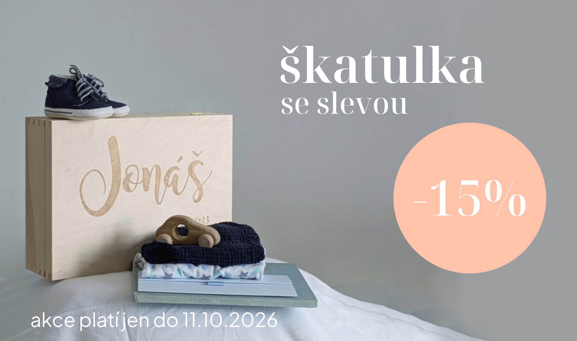 dřevěná krabička se jménem