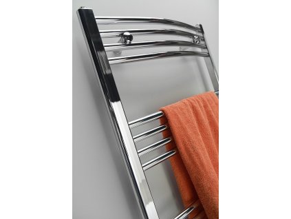 Otopné těleso / radiátor / topný žebřík: SAPHO ALYA otopné těleso oblé 600 x 1760mm, 560W, chrom 1110-12 od značky Sapho. Série: Alya. Šířka: 600 mm. Výška: 1760 mm. Výkon: 560 W. Barva: Chrom. Materiál: Ocel. Možnost vytápění: Kombinované vytápění, Ústřední vytápění. Doporučená topná tyč o výkonu: 500 W. Doporučené umístění: Koupelna. Rozměry (šxv): 600 x 1760 mm. Rozteč připojení přesně: 560 mm. Styl: Designový. Tvar: Designový, Oblý, Tvar H. Připojení: Boční připojení.