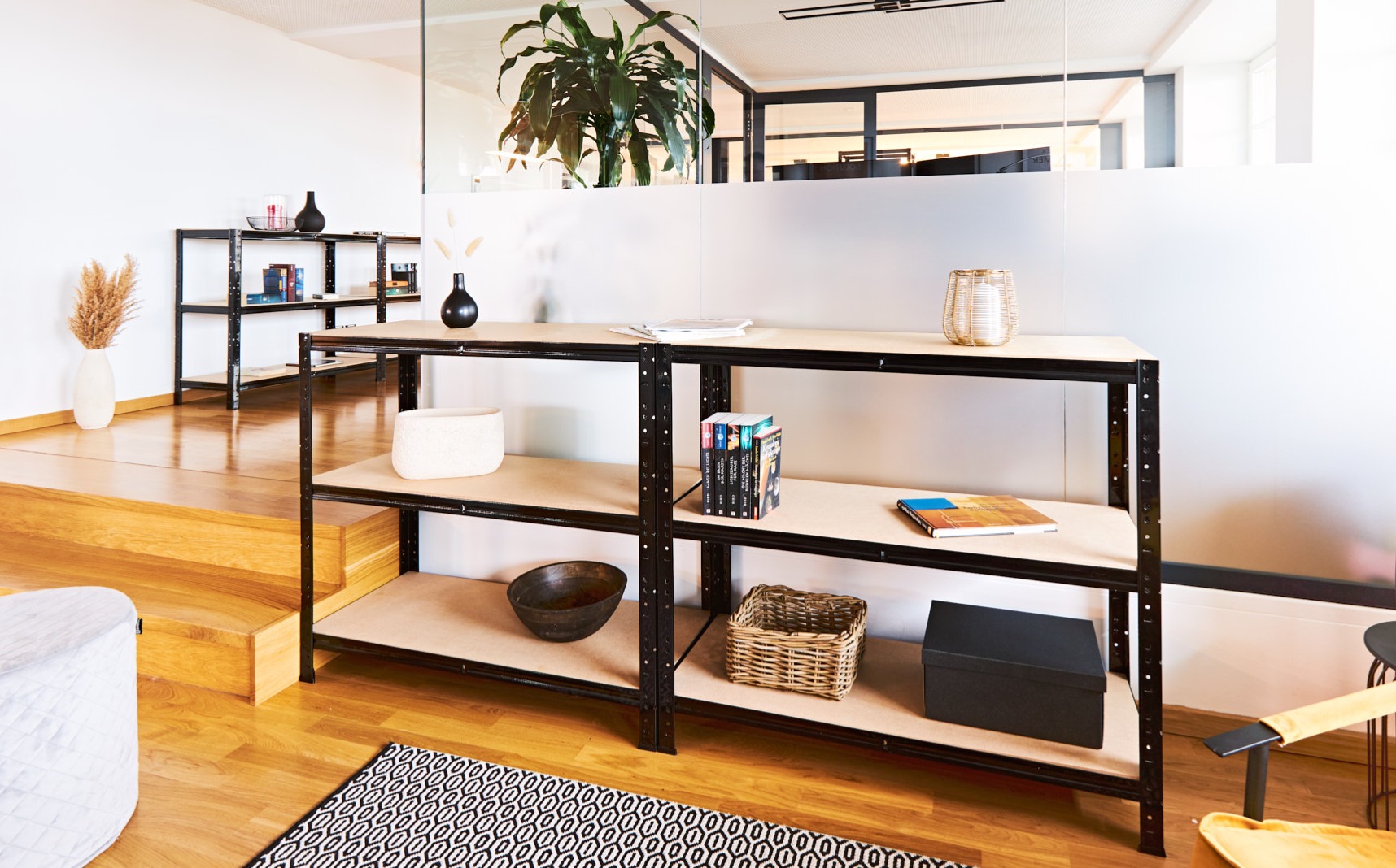 Kovové regály do interiérů