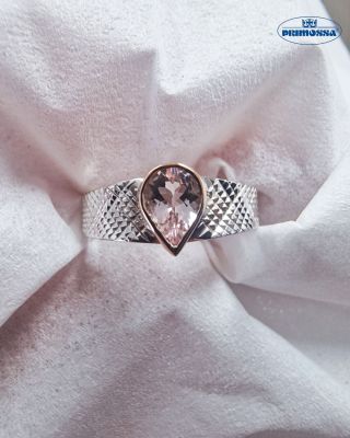 Prsten s ametystem, který uklidňuje mysl a chytá světlo při každém pohybu. Jemný, ale nepřehlédnutelný šperk na zakázku. 😍