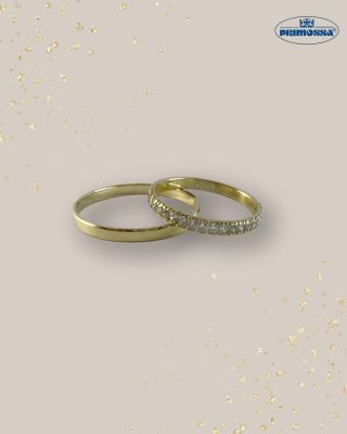 Jednoduché, užší snubní prsteny. 👰 Matný povrch lemují lesklé linie a dámský prsten je osázen diamanty. 💎 Elegantní a...