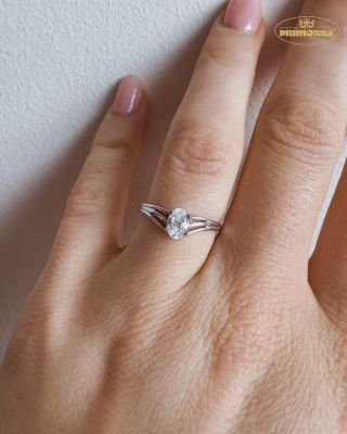 Originální prsten s výrazným kamenem a křivky, které snadno lze doplnit i o snubní prsten. 💍