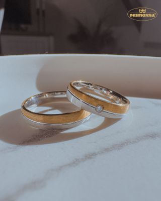 Kombinace zlata a stříbra perfektně ladí. 🤩 Dámský prsten s jemným diamantem perfektně doplní zásnubní prsten. 💍 V...