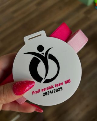 Děláme radost 🩷 doufáme, že se holčičkám dáreček líbil 🩷 A trenérce děkujeme za pevné nervy 👍🙏✨