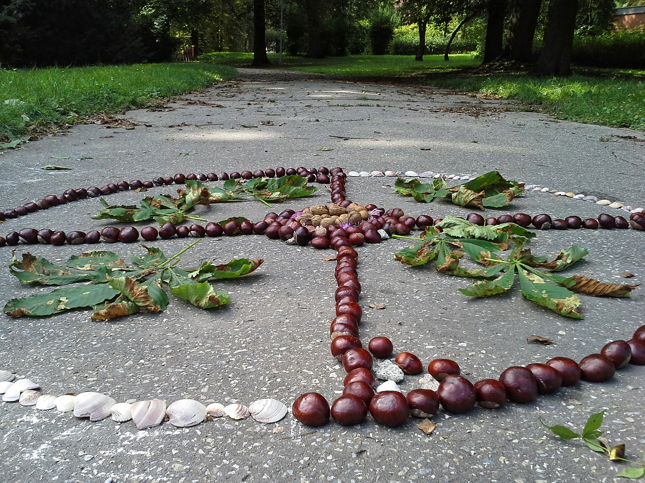 Mandala z kaštanů