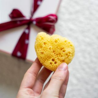 Krásného Valentýna!❤ Dnes je ideální chvíle zpomalit a dopřát si i péči o sebe.🙂 Zažívat tak můžete hedvábný dotek...