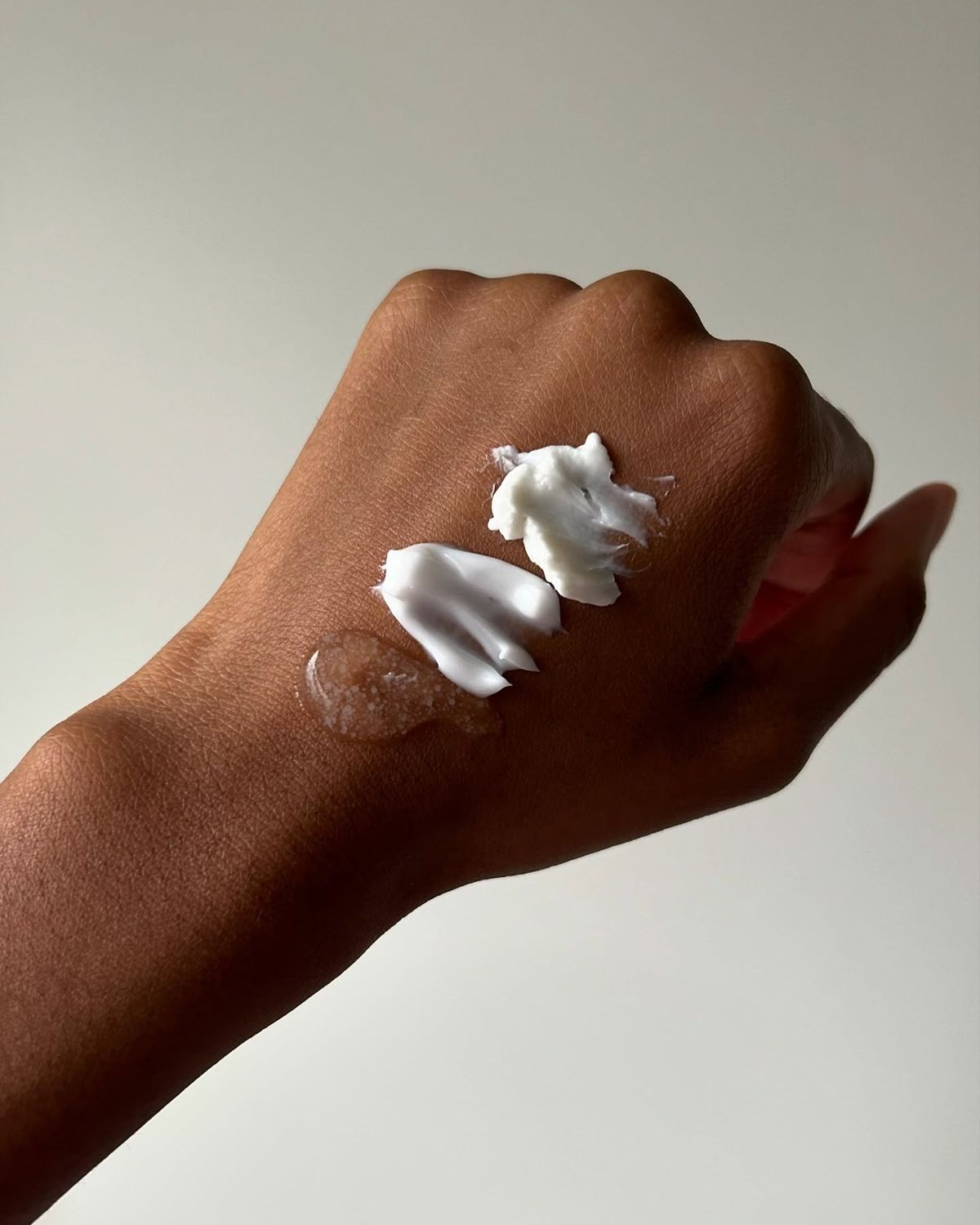 Hydratační sérum vám nestačí. Proč samotná péče o pleť často selhává?