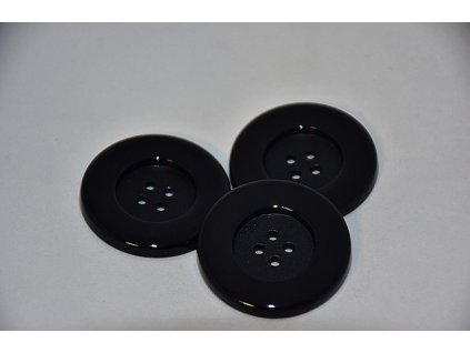 Knoflík plastový čtyřdírkový 34mm černý