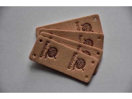 Koženkový štítek půlený Hand made klubko 5x2cm béžovo-růžový