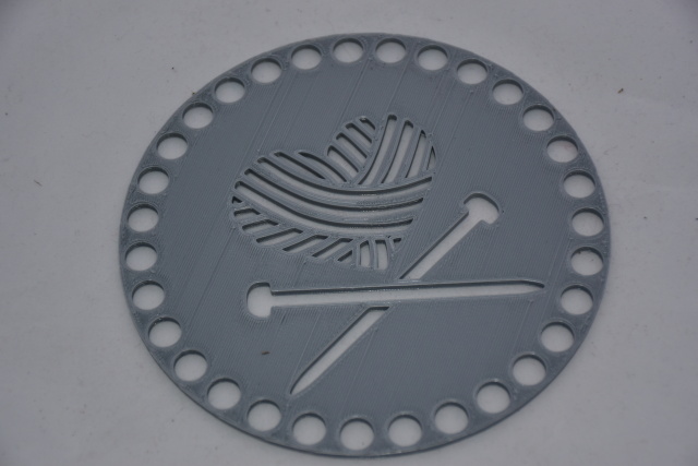 Víko/dno na košík 14,5cm - srdce a jehlice stříbrnošedá