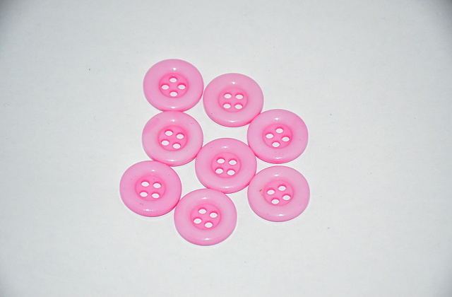 Knoflík plastový čtyřdírkový 18mm sv. růžová