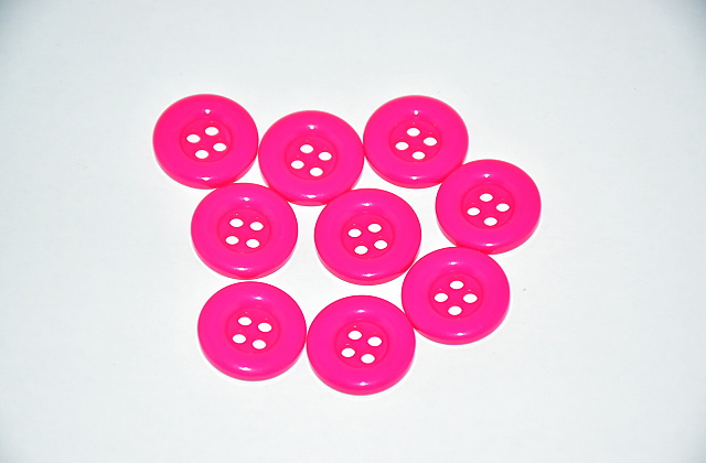 Knoflík plastový čtyřdírkový 18mm zářivá růžová