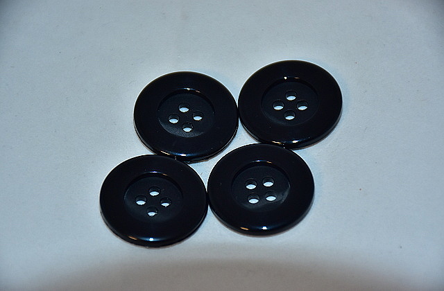 Knoflík plastový čtyřdírkový 23mm černý