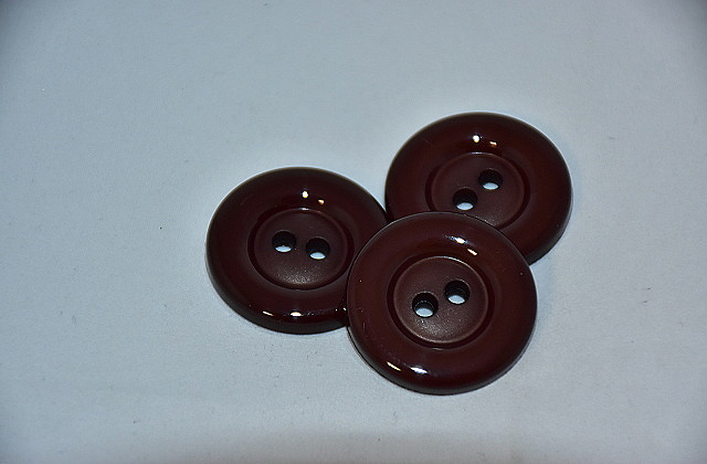 Knoflík dvoudírkový 25mm čokoládová