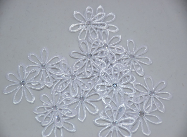 Aplikace kytička s kamínkem bílá