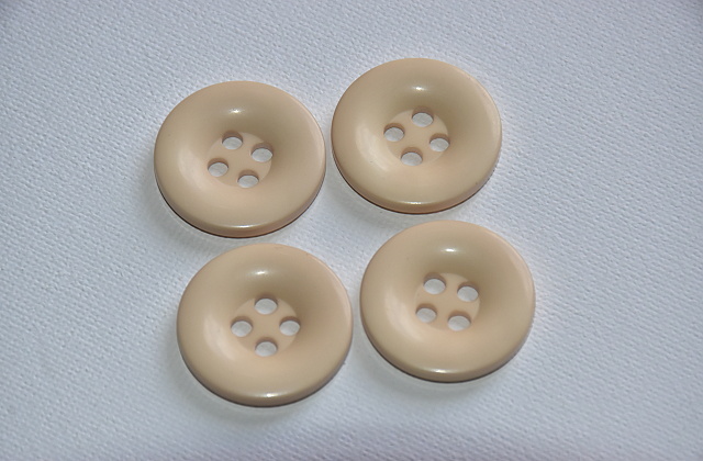 Knoflík čtyřdírkový 25mm béžový