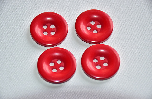 Knoflík čtyřdírkový 25mm červená