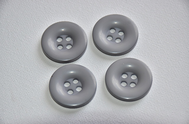 Knoflík čtyřdírkový 25mm šedá