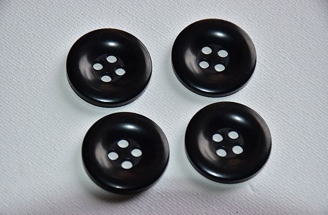 Knoflík čtyřdírkový 25mm černá